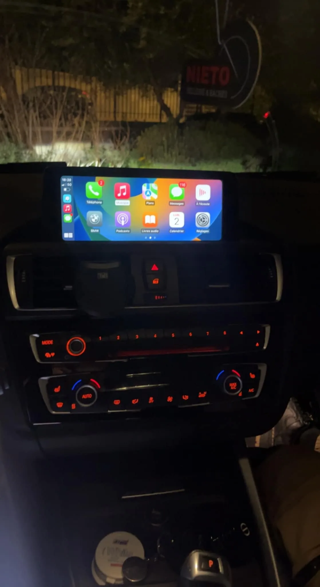 Écran d’une BMW Série 1 affichant Apple CarPlay sans fil en plein écran