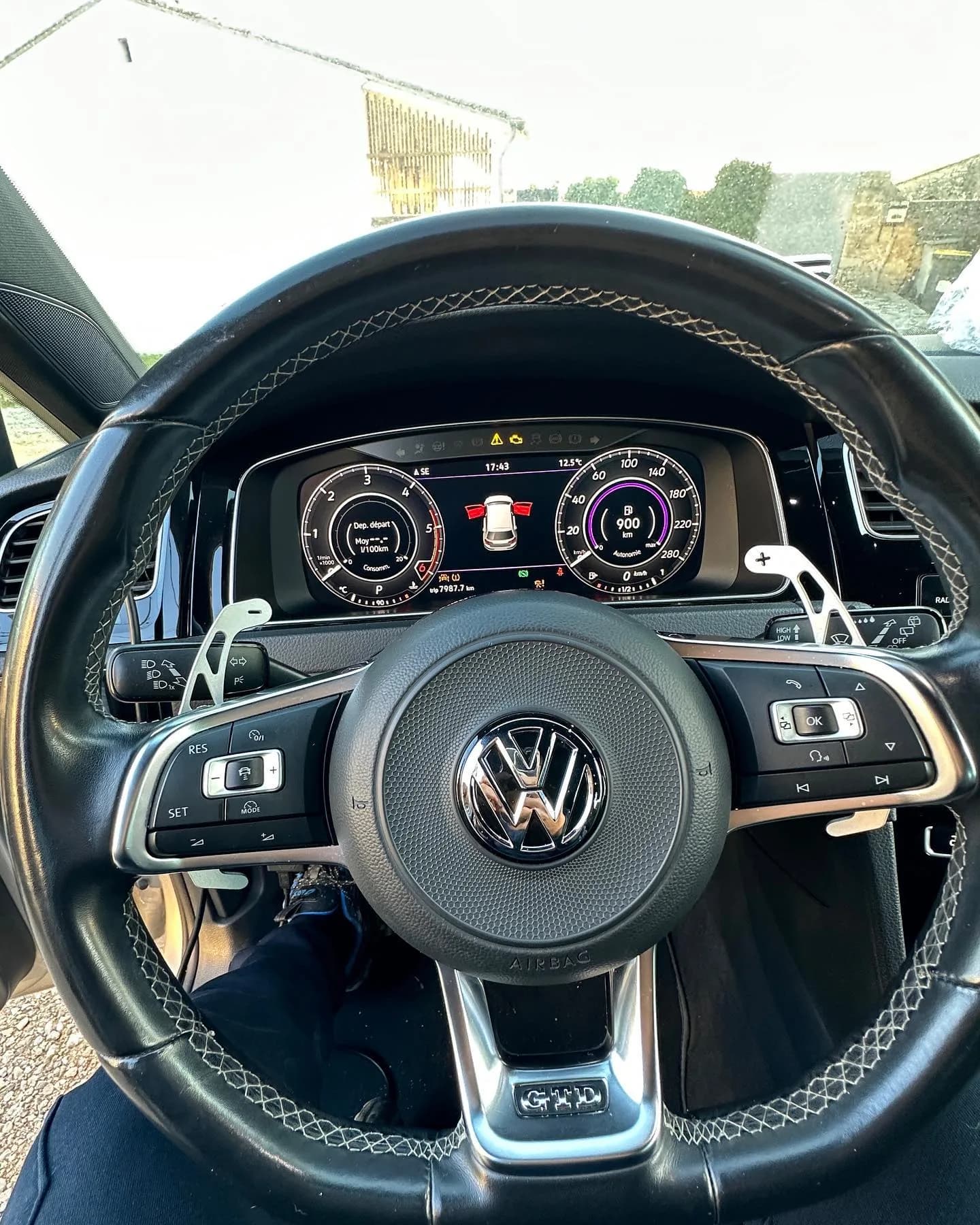 Volant de Golf 7 GTD avec ses commandes et palettes de nouveau fonctionnelles