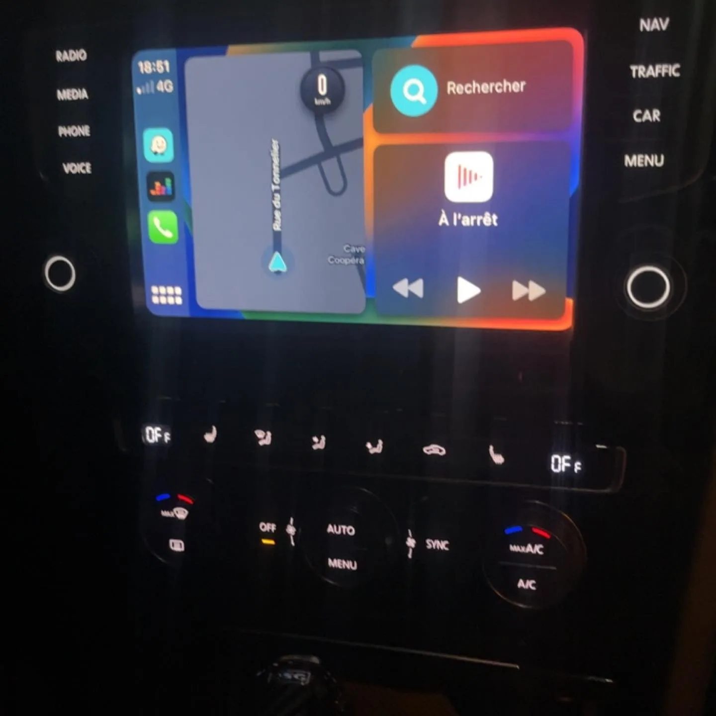 Écran d’une Golf 7 R affichant Apple CarPlay après remplacement du lecteur par un MIB2