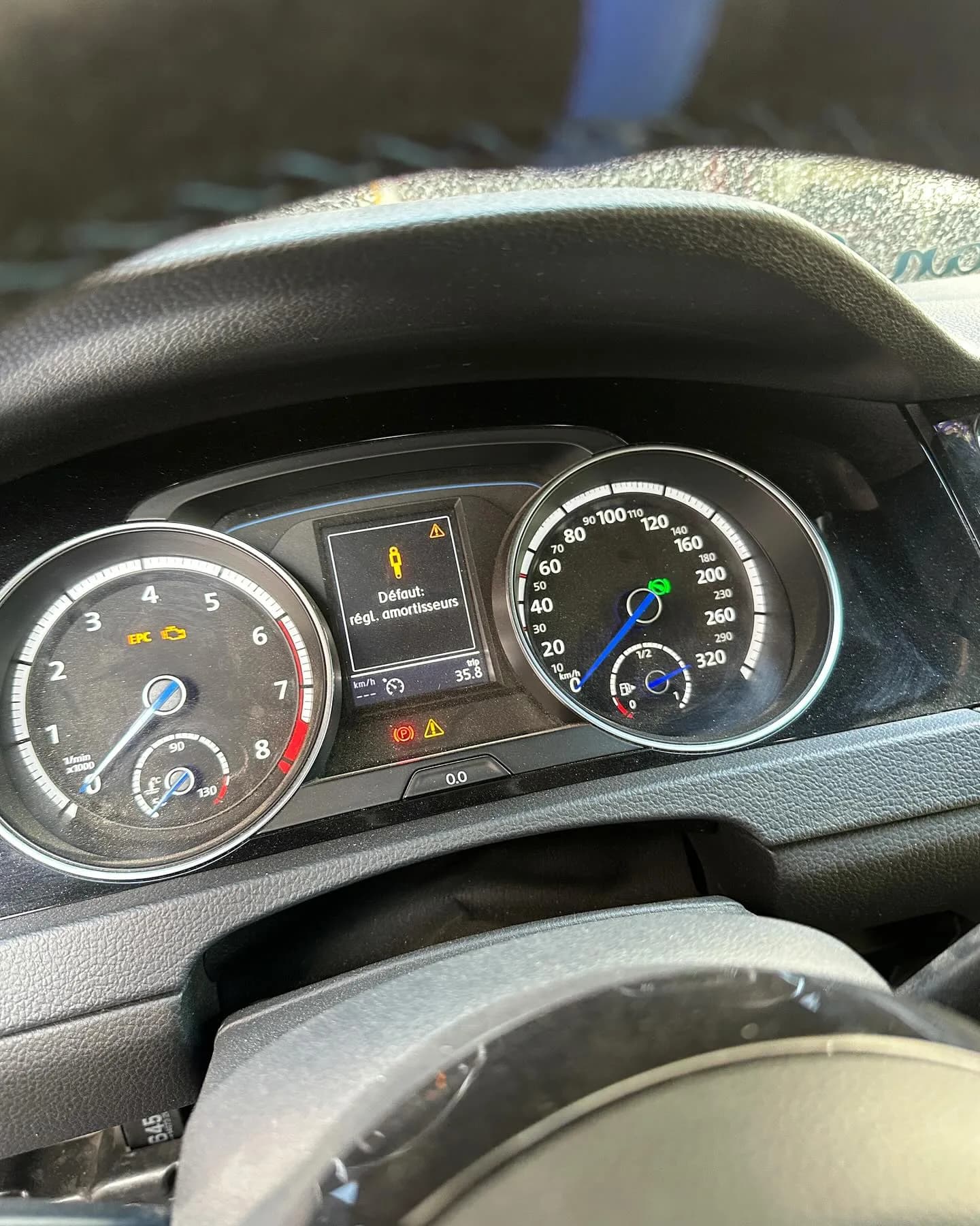 Tableau de bord d’une Volkswagen Golf 7 R sans aucun voyant après suppression de l’option DCC