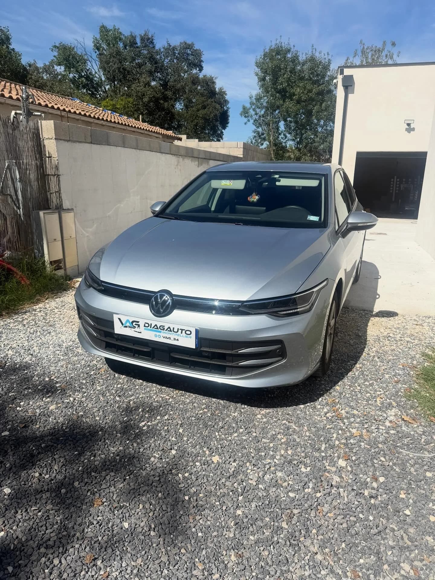 Volkswagen Golf 8 grise de 2025 devant l’atelier VAG34 avant installation de la caméra de recul