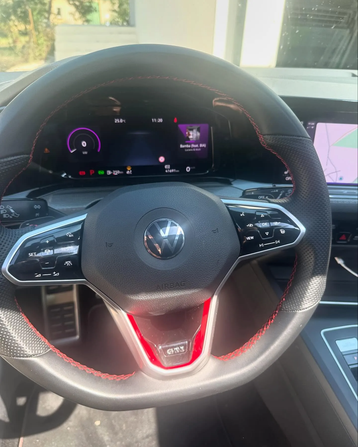 Volant et combiné numérique d’une Golf 8 GTI en cours de diagnostic à l’atelier