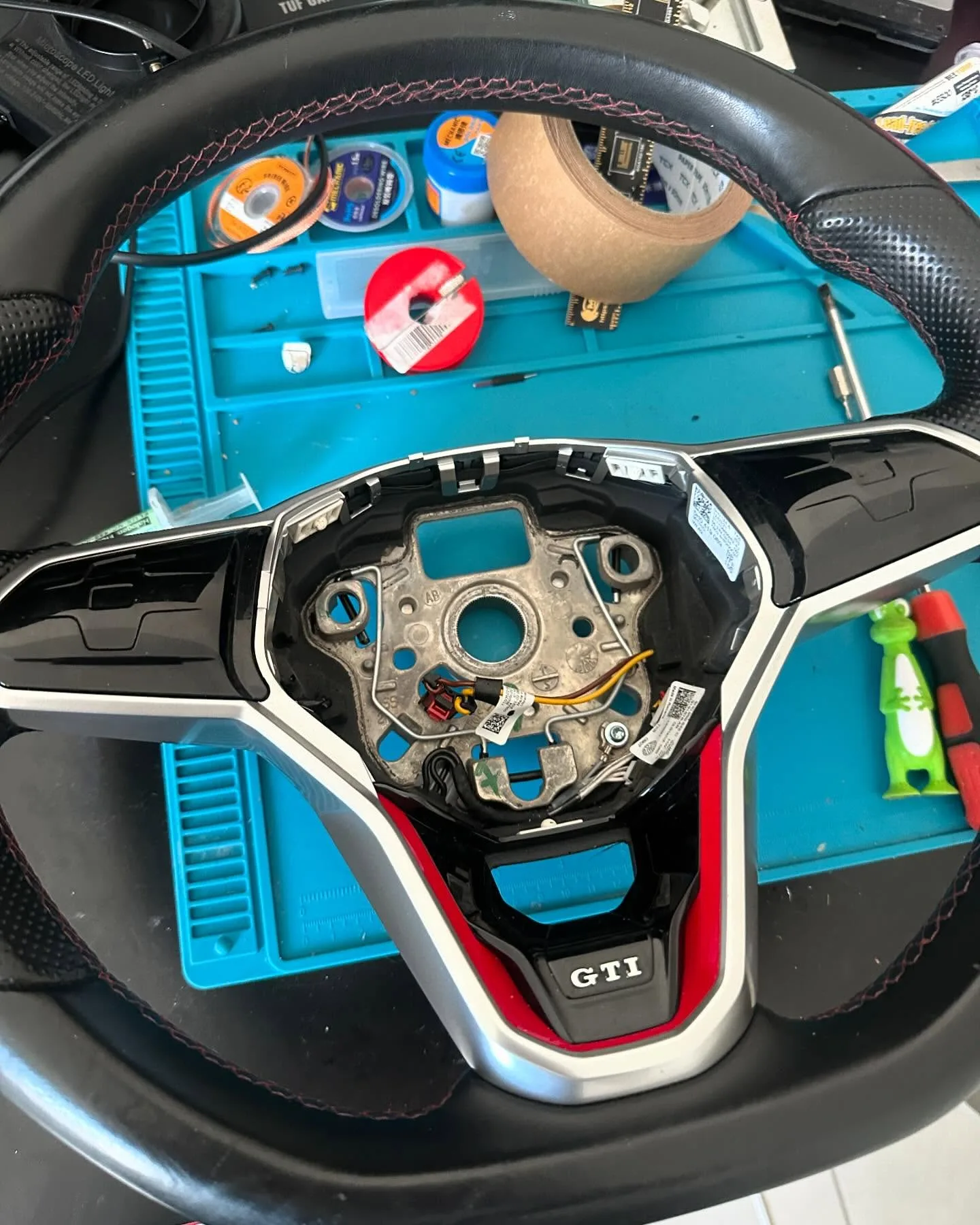 Volant de Golf 8 GTI ouvert sur l’établi pour réparation du Travel Assist sans remplacement